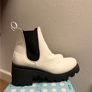 Trendy chunky Chelsea boots (cream with black lug sole) 🤍🖤